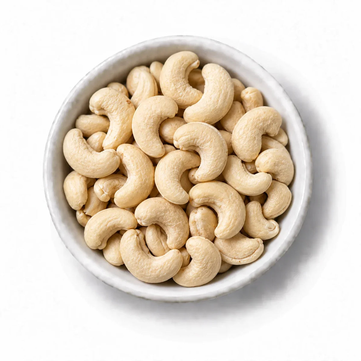 Bio-Cashewkerne in einer weißen Schale