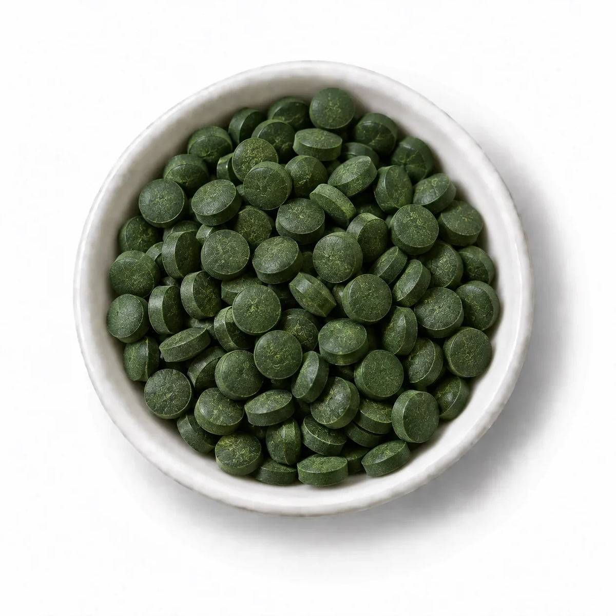 Bio-Chlorella-Tabletten (500 mg) in einer weißen Schale