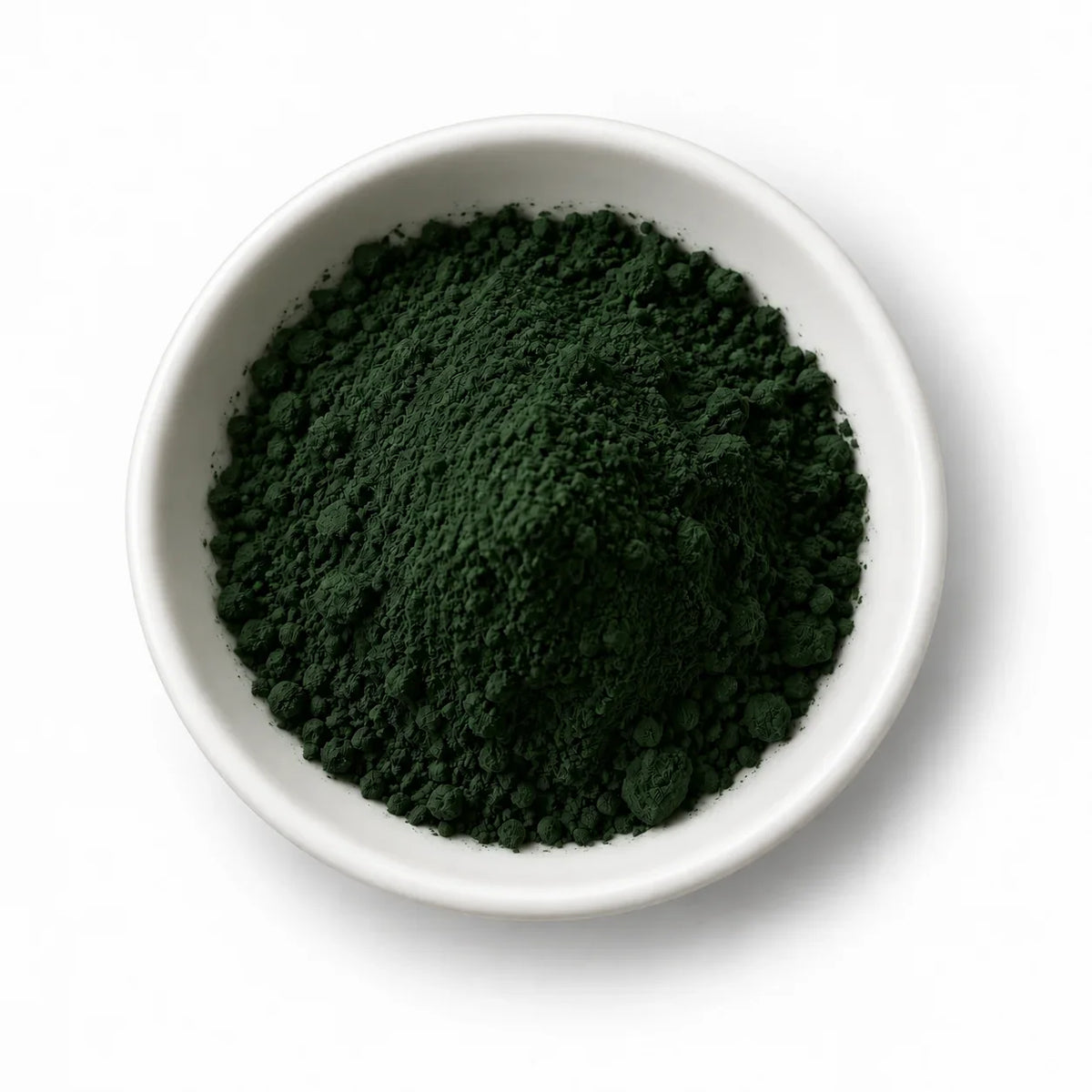 Bio-Chlorella-Pulver in einer weißen Schale