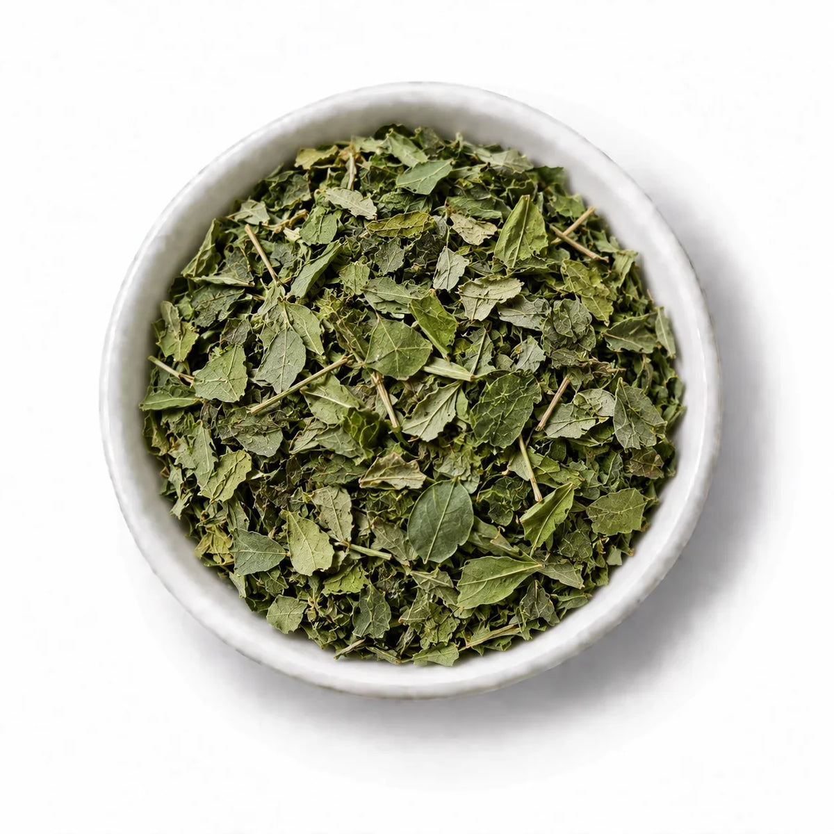 Moringa-Blätter (T-Cut) in einer weißen Schale