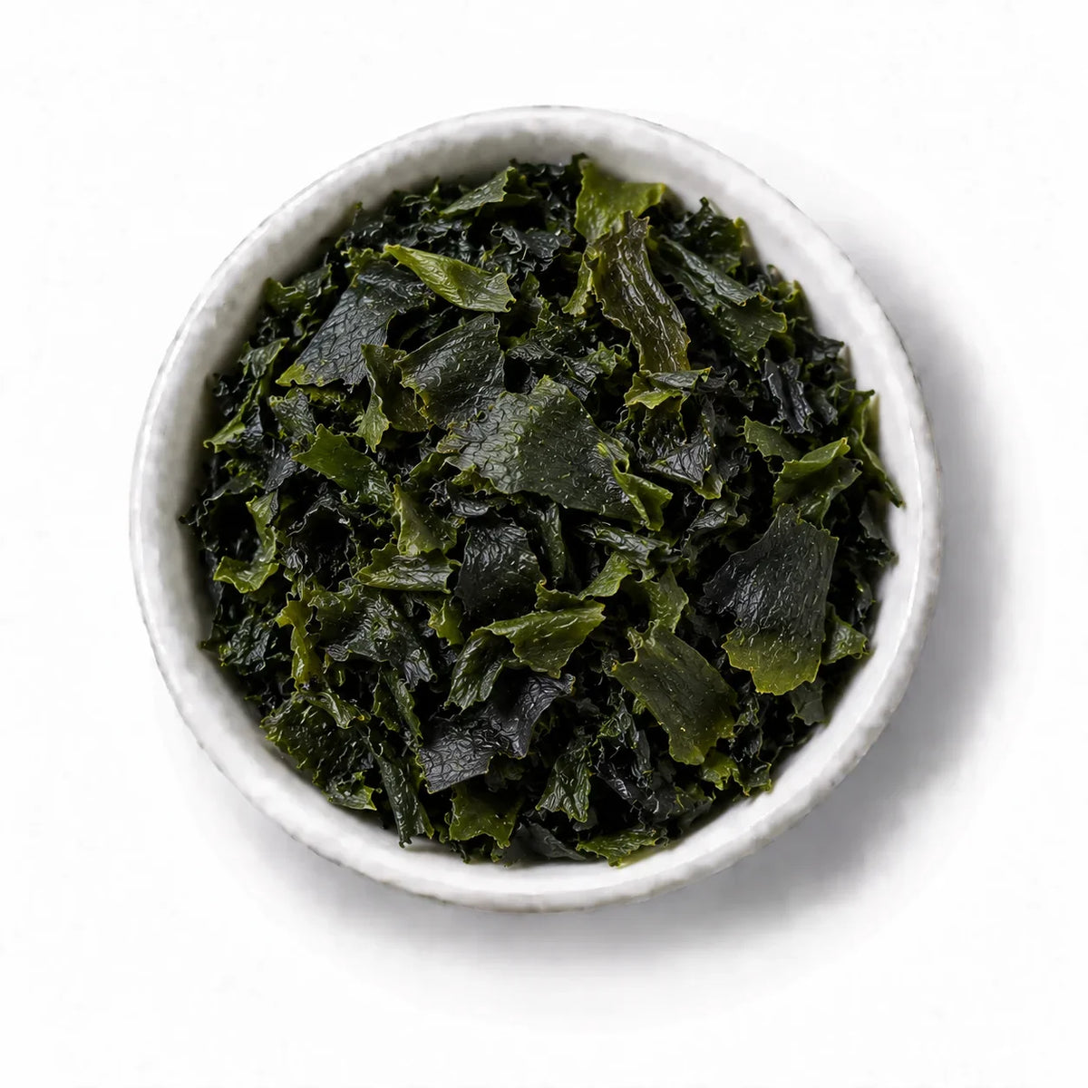 Bio-Wakame-Algen in einer weißen Schale